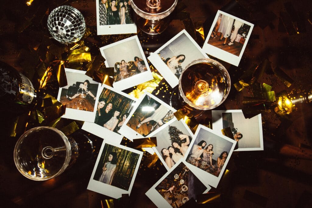 Polaroidowe zdjęcia i kieliszki na imprezowym stole — pamiątki z eventów JustFlash