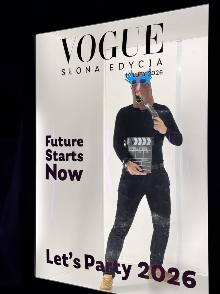 Okładka w stylu „Vogue” z Magazine PhotoBox — gość pozuje jako gwiazda okładki magazynu na firmowym evencie