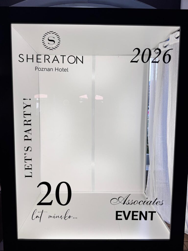 Pełna okładka „Let's Party 2026” — fotobox magazine na evencie w hotelu Sheraton Poznań