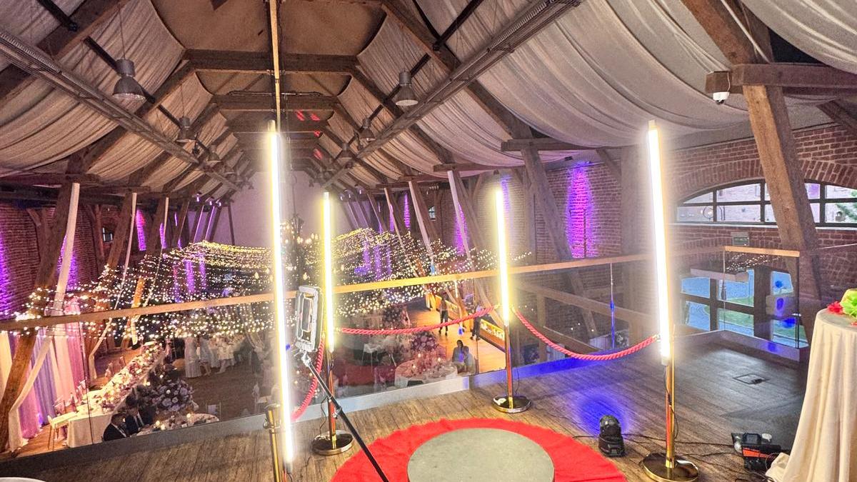 Czym różni się wideobudka 360 od klasycznej fotobudki? — Wideobudka 360 JustFlash