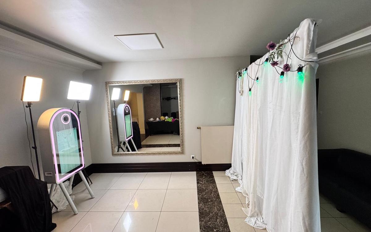 Eleganckie fotolustro w białej aranżacji sali weselnej