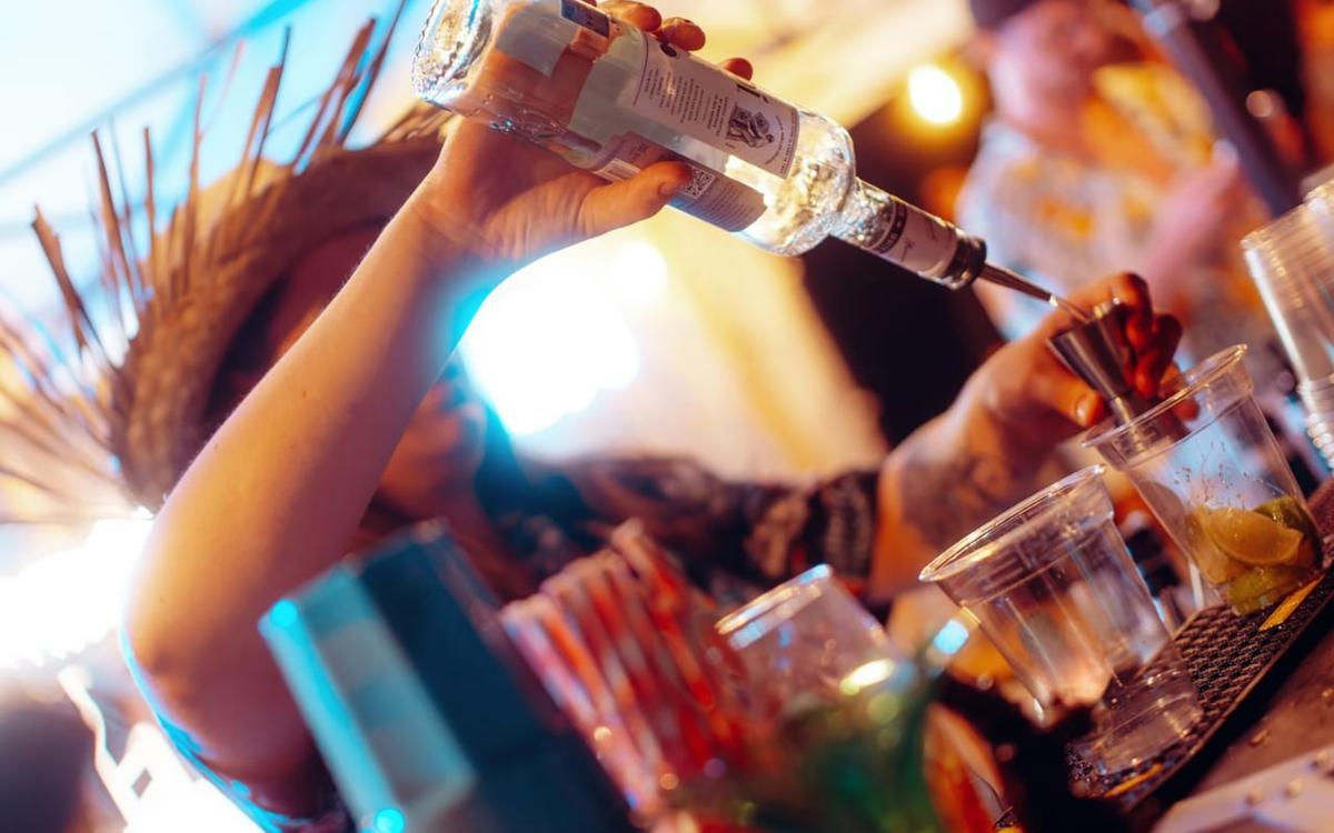 Barman JustFlash przygotowuje koktajle na żywo