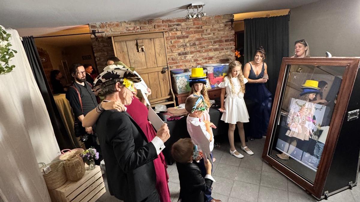 Czym różni się fotolustro od fotobudki? — FotoLustro JustFlash