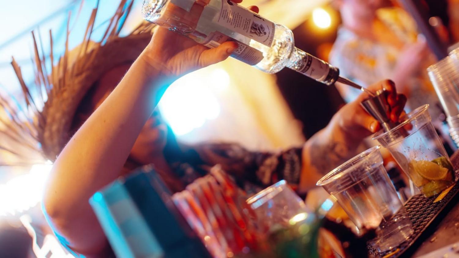 Co obejmuje usługa mobilnego drink baru? — Mobilny drink bar JustFlash