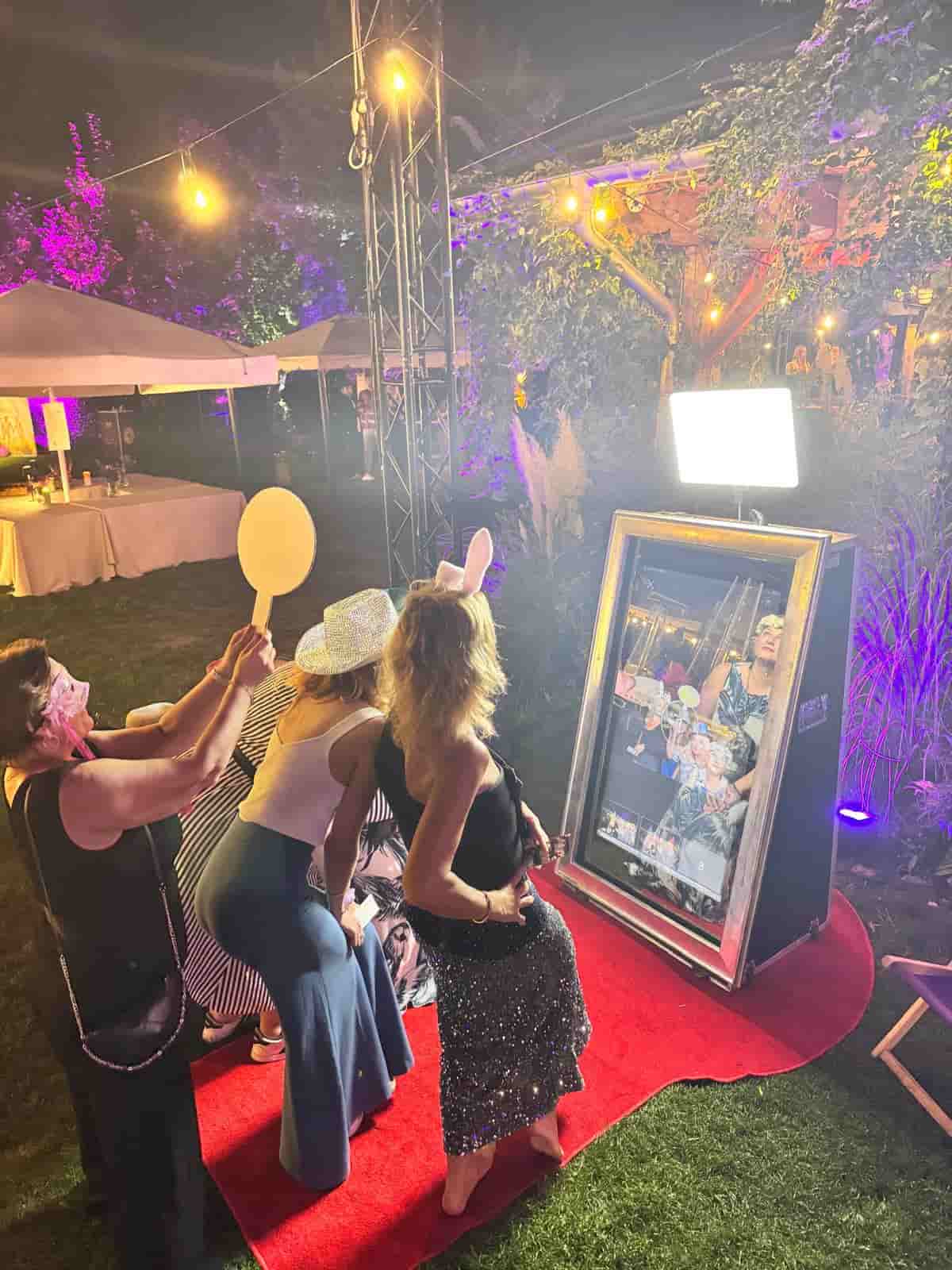 FotoLustro JustFlash — eleganckie lustro do zdjęć na weselu, goście pozują przed interaktywną taflą