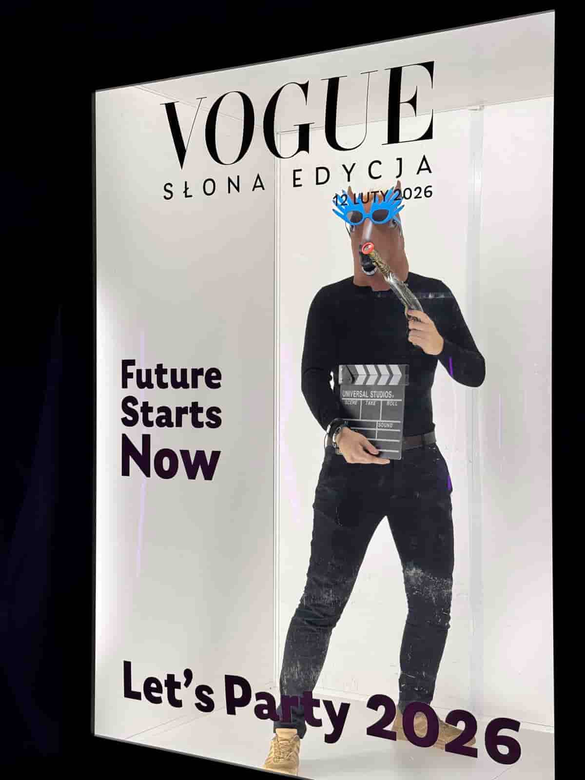 Okładka w stylu „Vogue” z Magazine PhotoBox — gość pozuje jako gwiazda okładki magazynu na firmowym evencie