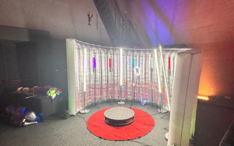 Oświetlenie LED i efektowna ścianka fotobudki 360 w klubowym klimacie