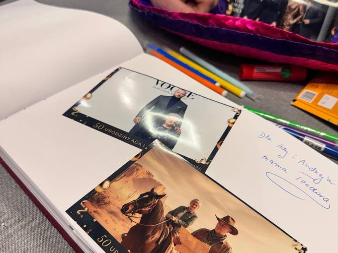 Stanowisko fotobudki AI przyciąga gości — tło sekcji