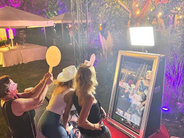 Elegancka rama lustra selfie na gali firmowej we Wrocławiu