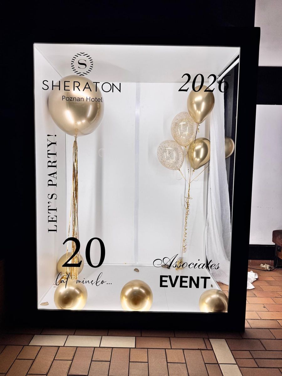 Pełna okładka Magazine PhotoBox ze złotymi balonami z eleganckiej gali firmowej