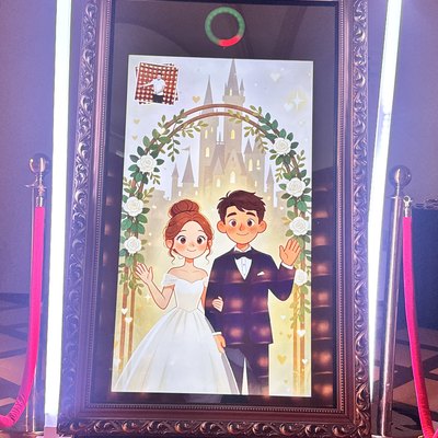 FotoLustro w złoconej ramie z animacją pary młodej na ekranie