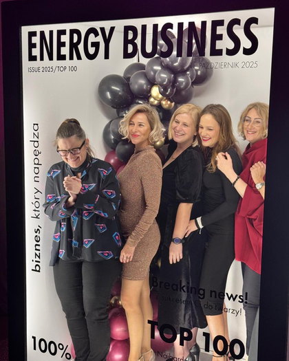 Pięć roześmianych kobiet pozuje w środku świecącej ramy Magazine PhotoBox