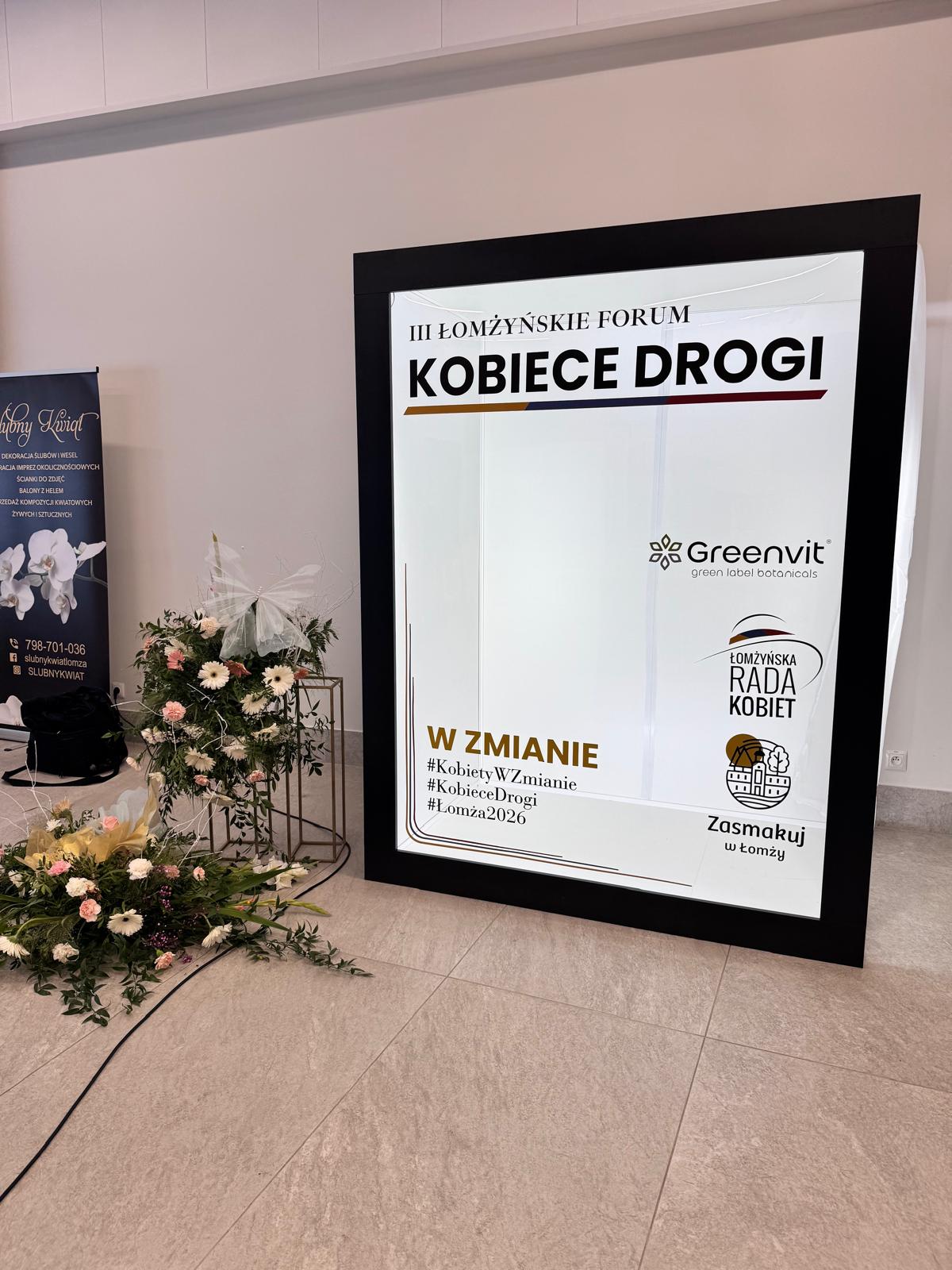 Magazine PhotoBox z okładką przygotowaną pod konferencję - stanowisko przed wejściem gości
