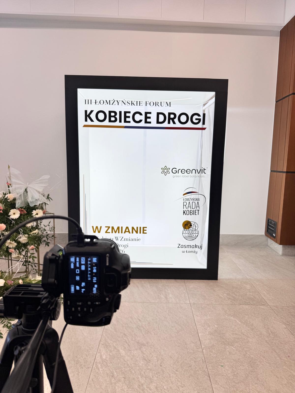 Magazine PhotoBox — gość pozuje do okładki własnego magazynu
