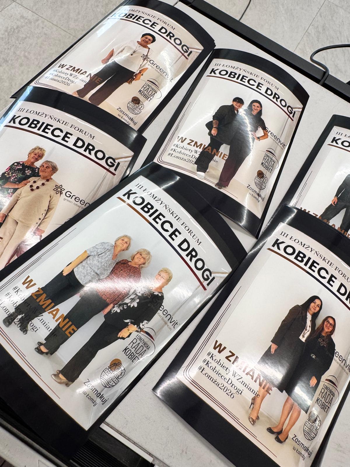 Goście przy wielkoformatowej okładce Magazine PhotoBox na evencie