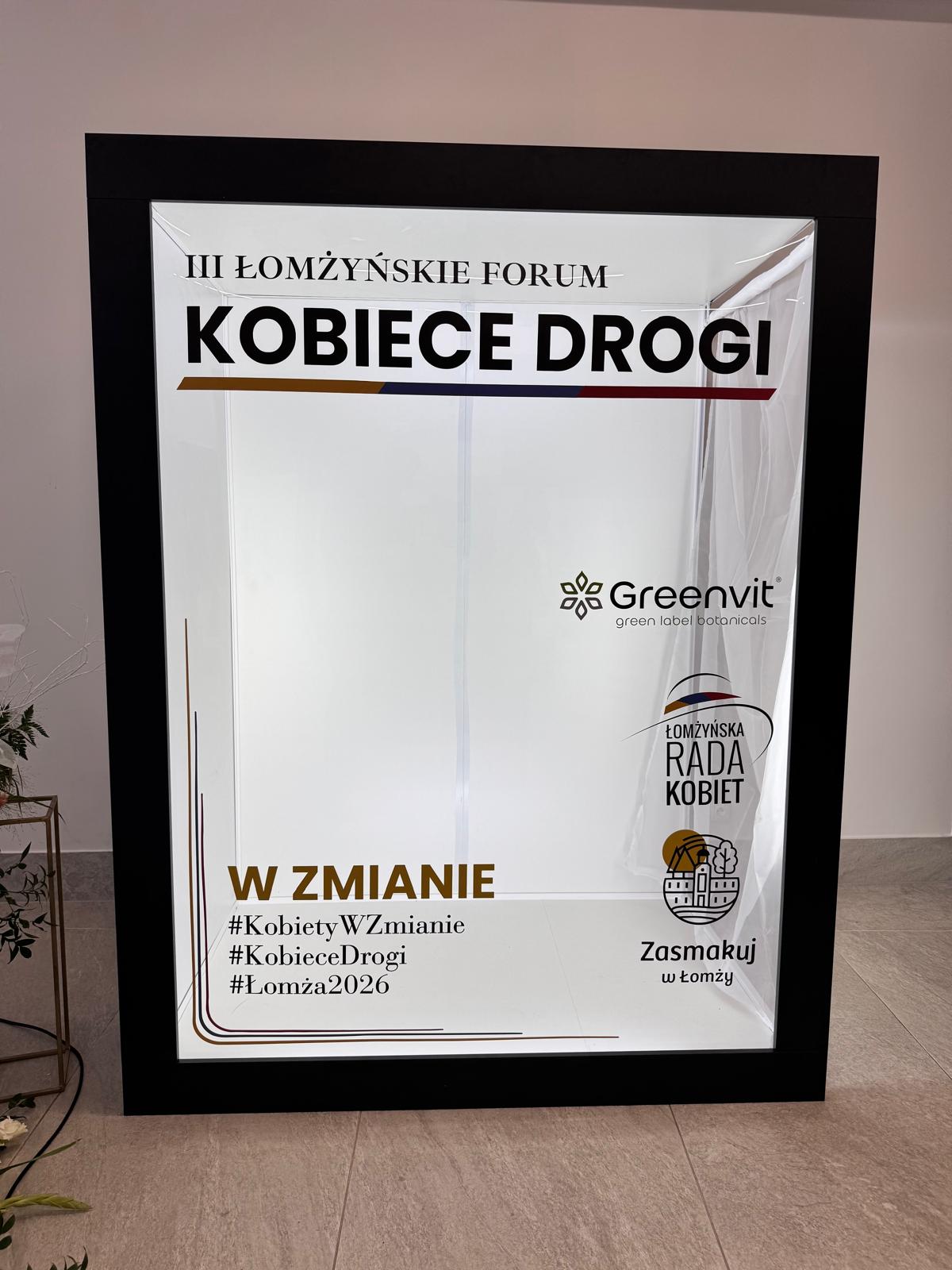 Pięć roześmianych kobiet pozuje w środku świecącej ramy Magazine PhotoBox
